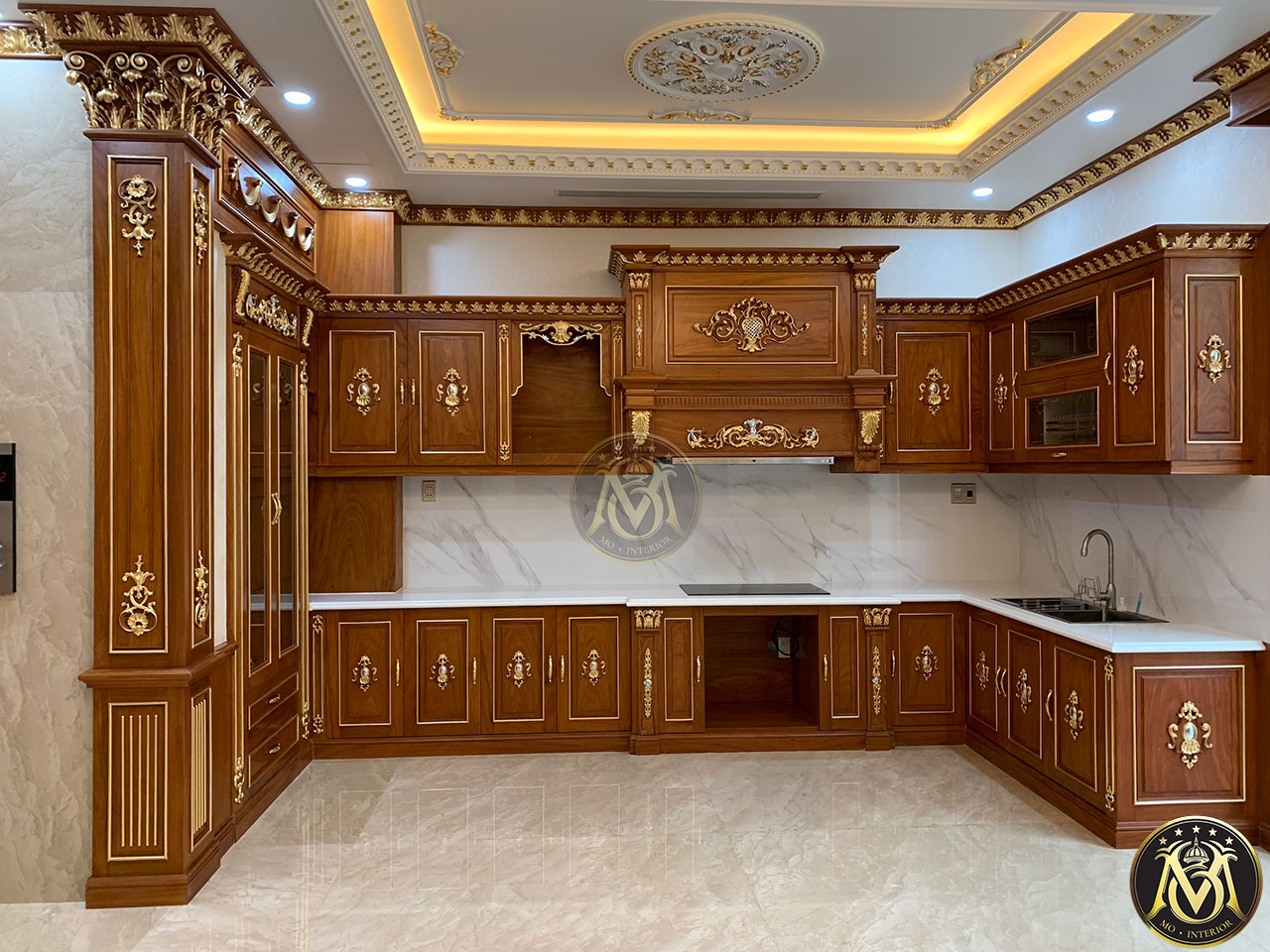 Với tủ bếp tân cổ điển được bày trí đầy tinh tế và mỹ thuật, chắc chắn sẽ mang đến cho gia đình bạn sự tươi mới và phong cách trong căn bếp của mình.